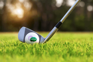 Golfclub met golfbal met logo GolfPraat Podcast.