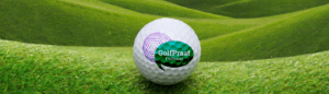 Golfbal op gras met logo GolfPraat Podcast.